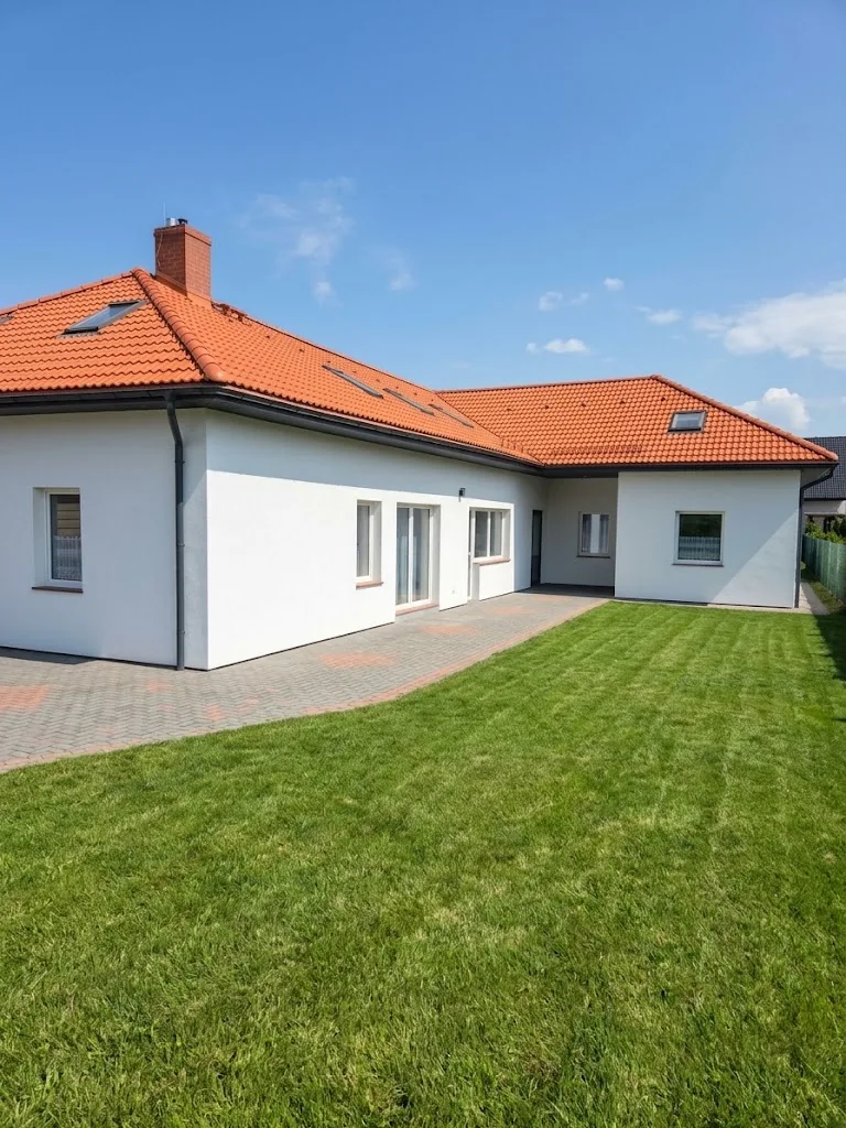Parterowy budynek Domu Seniora Premium z trawnikiem