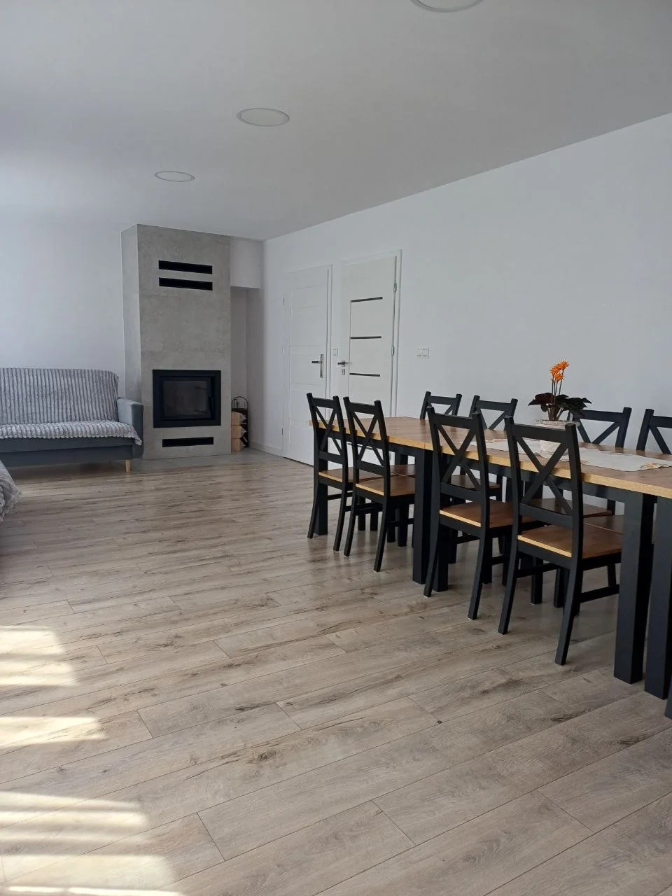 Jasny salon i jadalnia Domu Seniora Premium w Sierakowicach